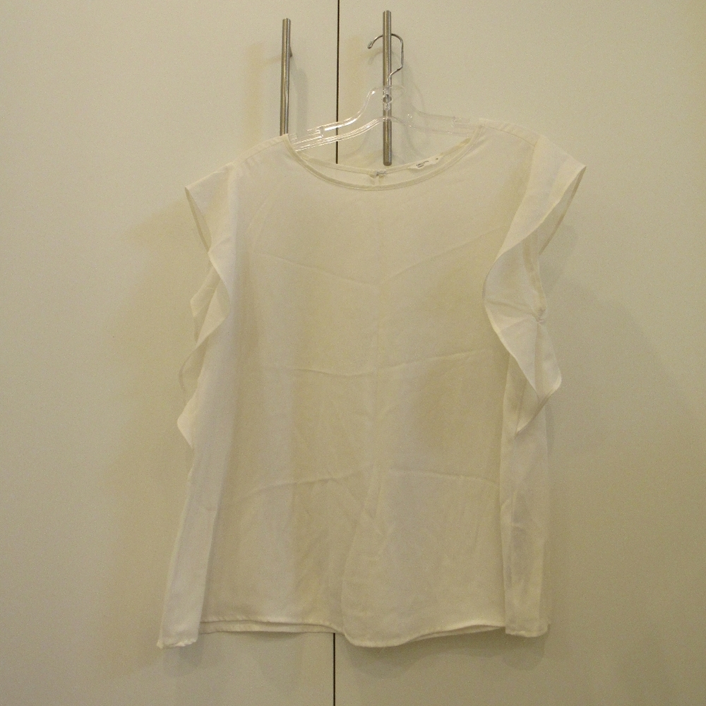 Cute Off-white Flowy Blouse Top